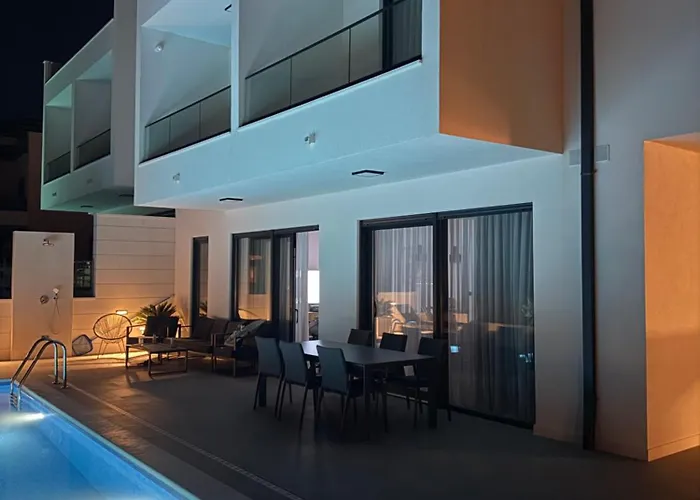 Villa Di Sole - Heated Pool & Panoramic Sea View *